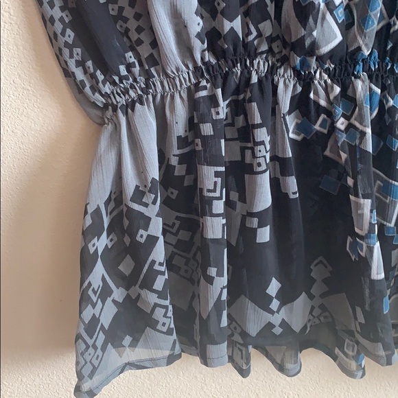 Capacity Blouse - Picture 4 of 7